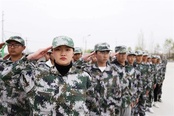 挑戰(zhàn)自我，勇于拼搏——蘭州新華互聯(lián)網(wǎng)中等職業(yè)學(xué)校春訓(xùn)總結(jié)大會(huì)