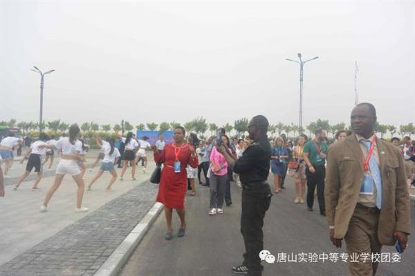 唐山實(shí)驗(yàn)中專(zhuān)師生喜迎國(guó)際職業(yè)技術(shù)教育大會(huì)國(guó)內(nèi)外嘉賓的到來(lái)