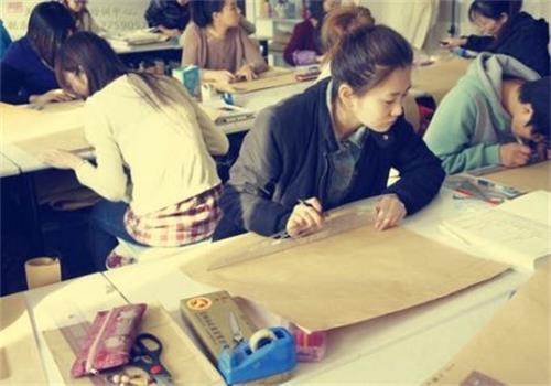 秦皇島東方服裝學(xué)校正規(guī)嗎？有什么教學(xué)方式？