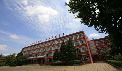 中國洛陽一拖技師學(xué)院現(xiàn)在還能報名嗎？