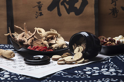 哪些中藥能夠清熱去火？山東醫(yī)藥技師學(xué)院幫你“降降溫”