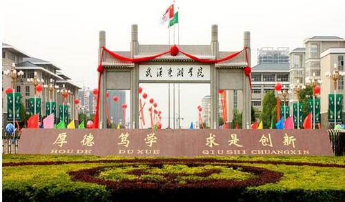 武漢東湖學(xué)院宿舍環(huán)境怎么樣？管得嚴(yán)不嚴(yán)？