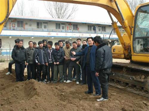 挖掘機能做哪些工作？濟南駿大挖掘機學(xué)校幫你神“挖”一下