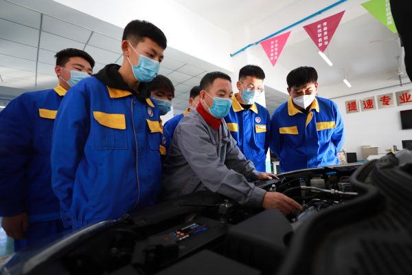 玉田職教中心汽車(chē)運(yùn)用與維修專(zhuān)業(yè)實(shí)訓(xùn)課堂