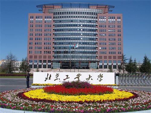 工業(yè)機(jī)器人學(xué)校選哪里？